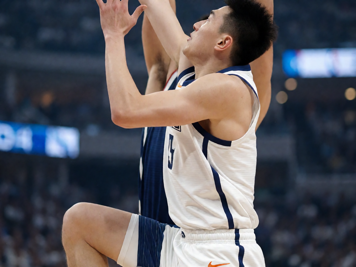 NBA篮球赛场球员竞技对抗的精彩瞬间